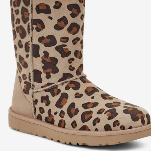 UGG Shoes - Women's Ugg Classic Short II Genuine Sheepskin Lined Leopard Print Boot. Size 8.